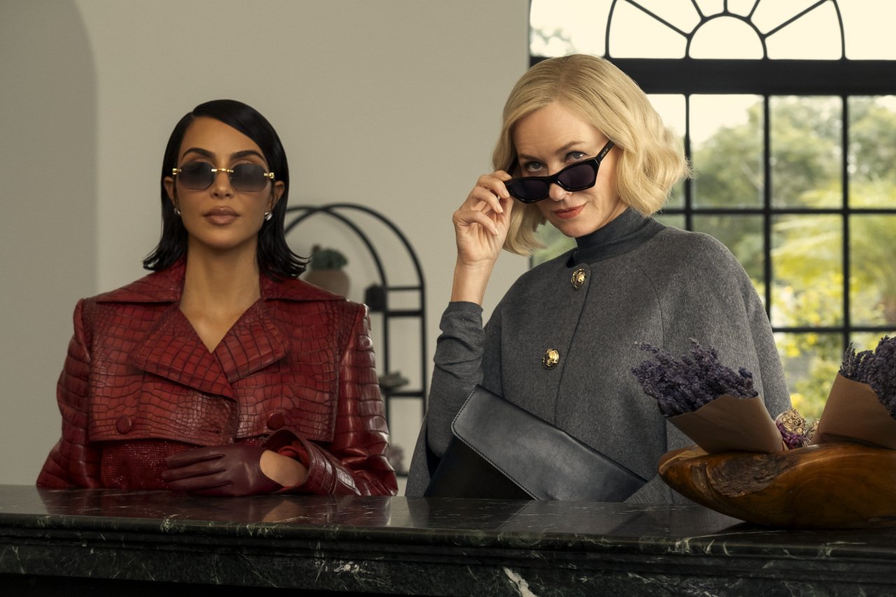 Kim Kardashian et Naomi Watts dans la série All's Fair. Ser Baffo / Disney.