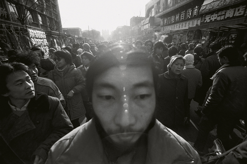 Mo Yi, "Self-Portrait", série "1m, The Scenery Behind Me" (1988). © Avec l’aimable autorisation de l’artiste / UCCA Center for Contemporary Art.