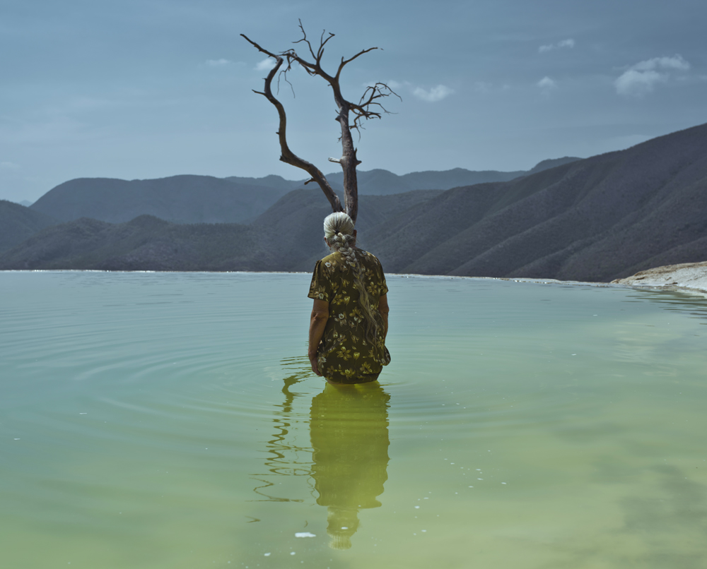 Cristina De Middel, "Une pierre sur le chemin [Una Piedra en el Camino]", série "Voyage au centre" (2021). © Avec l’aimable autorisation de l’artiste/Magnum Photos.