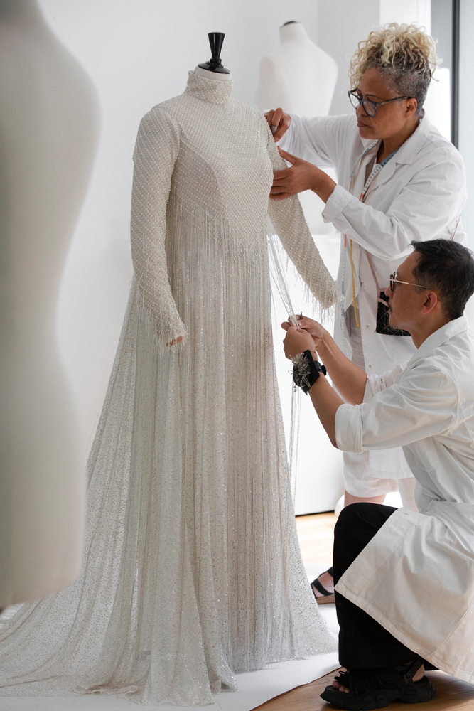 La confection de la robe de Céline Dion dans les ateliers couture de Dior © Sophie Carre.