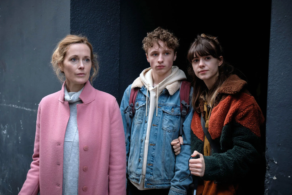 Daisy Edgar-Jones, Ty Tennant et Natasha Little dans la série "La Guerre des Mondes" (2019). © Joss Barratt/Urban Myth.