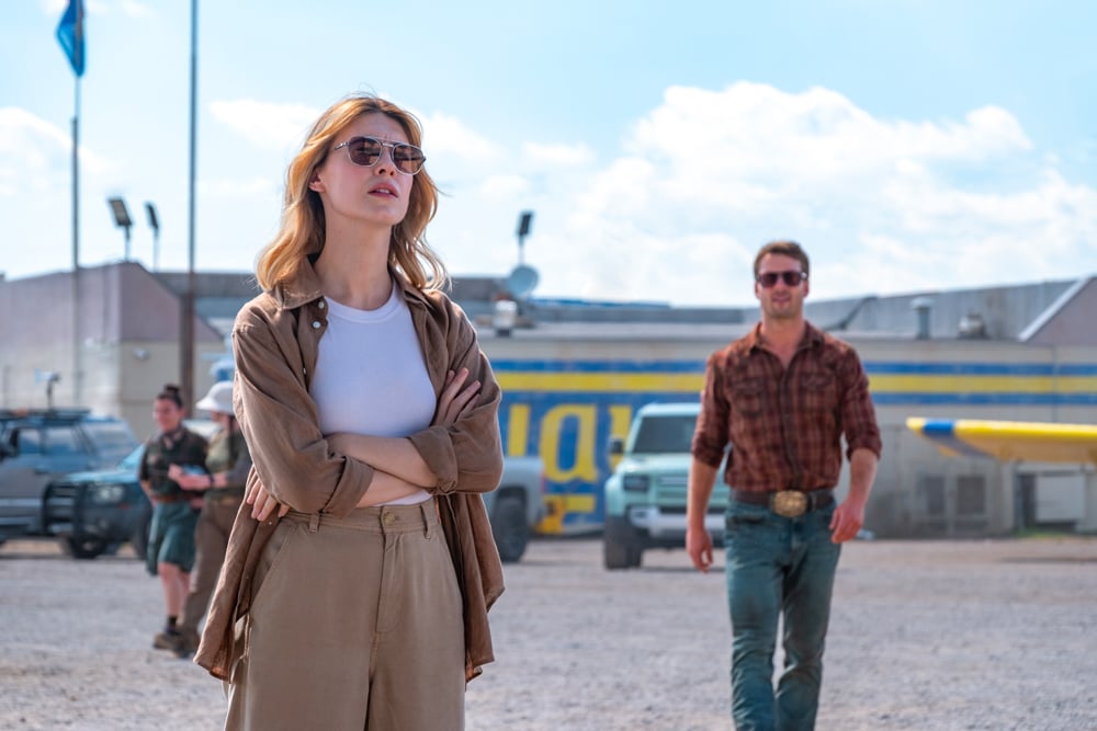 Daisy Edgar-Jones et Glen Powell dans le film Twisters (2024). © 2024 Warner Bros. Entertainment Inc.