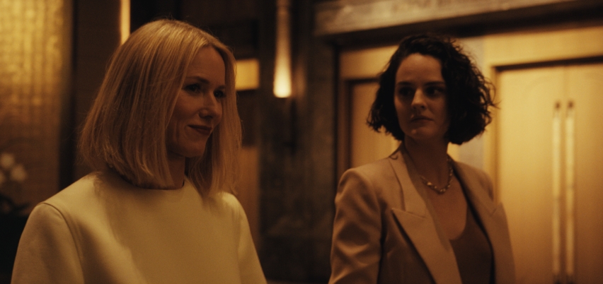 Naomi Watts et Noémie Merlant dans Emmanuelle (2024) ©2024 CHANTELOUVE – RECTANGLE PRODUCTIONS – GOODFELLAS – PATHÉ FILMS ® & © Emmanuelle Estate Inc.