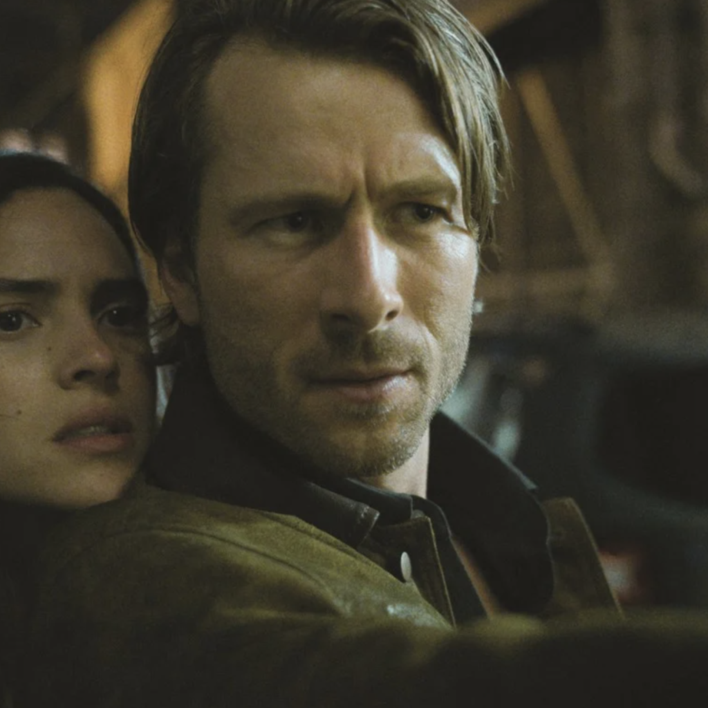 Adria Arjona et Glen Powell dans Hit Man (2023) © Copyright AGC Studios.