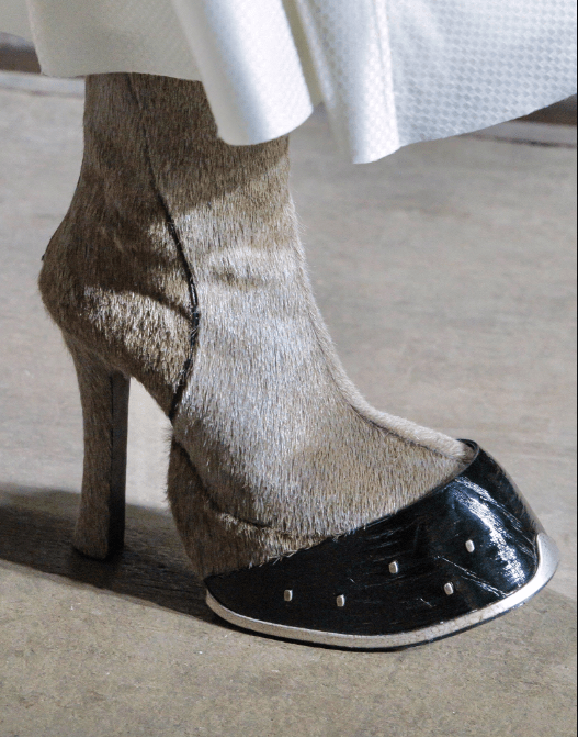 Les bottes à sabots de Seán McGirr pour Alexander McQueen automne-hiver 2024.