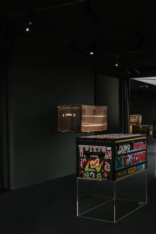 Vue de l’exposition “La Malle Courrier - Louis Vuitton et le Sport”.