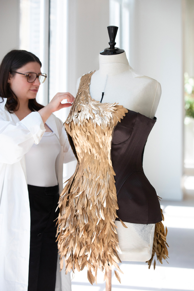 La confection de la tenue d'Aya Nakamura dans les ateliers couture de Dior © Sophie Carre.