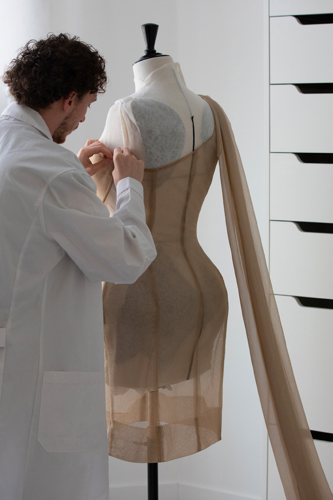 La confection de la tenue d'Aya Nakamura dans les ateliers couture de Dior © Sophie Carre.