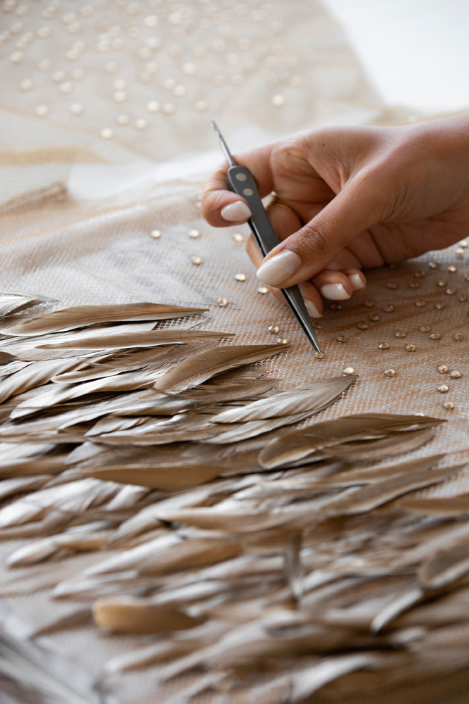 La confection de la tenue d'Aya Nakamura dans les ateliers couture de Dior © Sophie Carre.