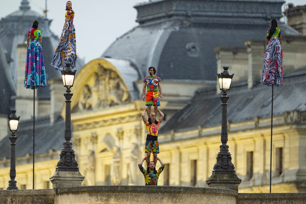 Les acrobates de la cérémonie d'ouverture des Jeux Olympiques de Paris 2024 en Charles de Vilmorin. © Photo by Richard Callis/Eurasia Sport Images/Getty Images.