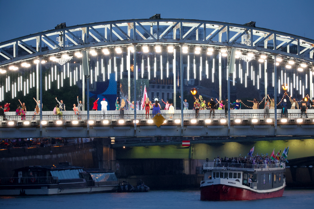 Le catwalk sur la passerelle Debilly lors de la cérémonie d'ouverture des Jeux Olympiques de Paris 2024. © Wally Skalij/Los Angeles Times via Getty Image.