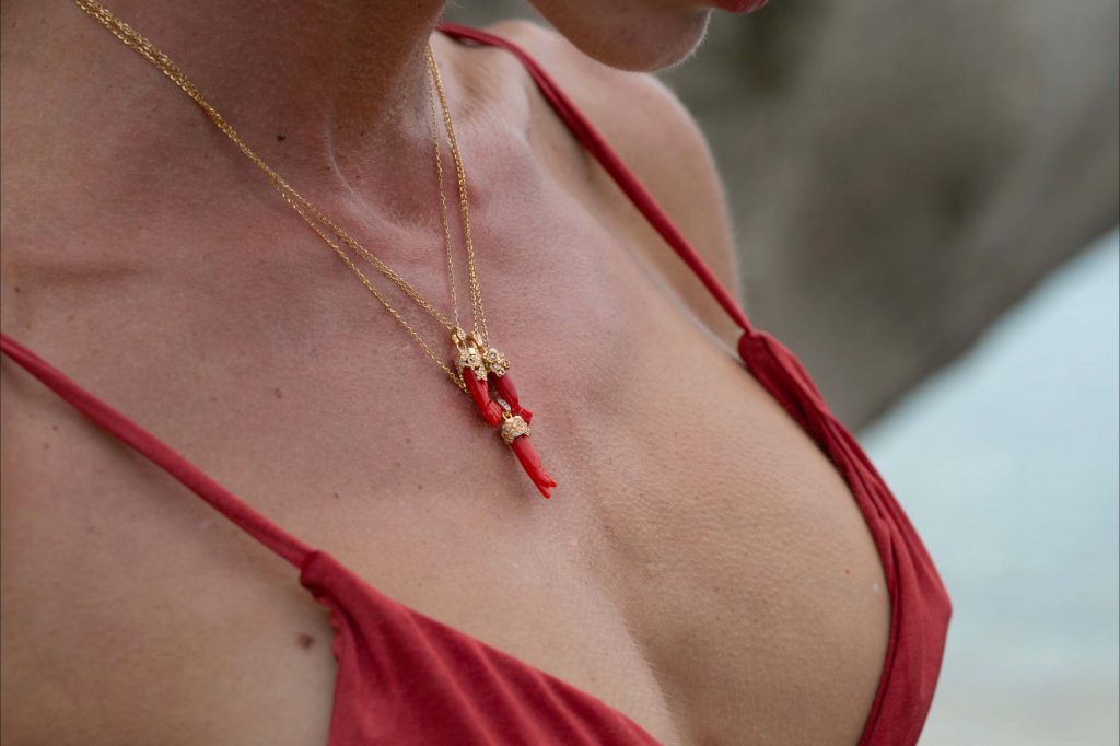 Les pendentifs corail par Maria Battaglia.