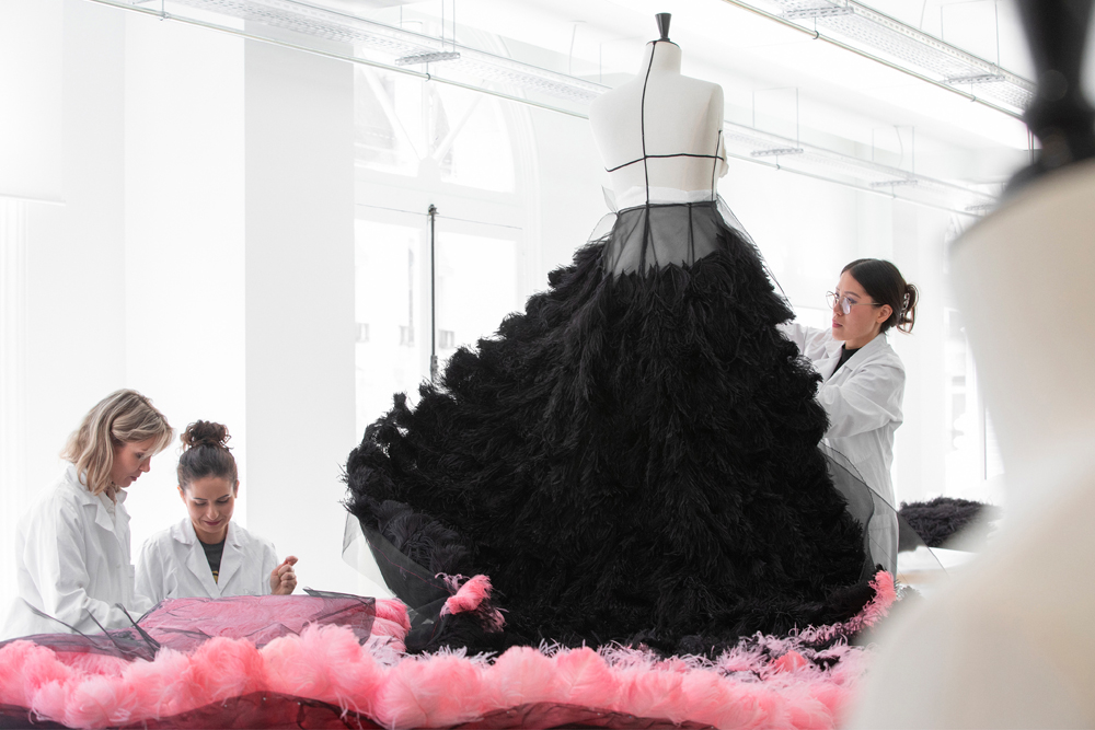 La confection de la tenue de Lady Gaga dans les ateliers couture de Dior © Sophie Carre.