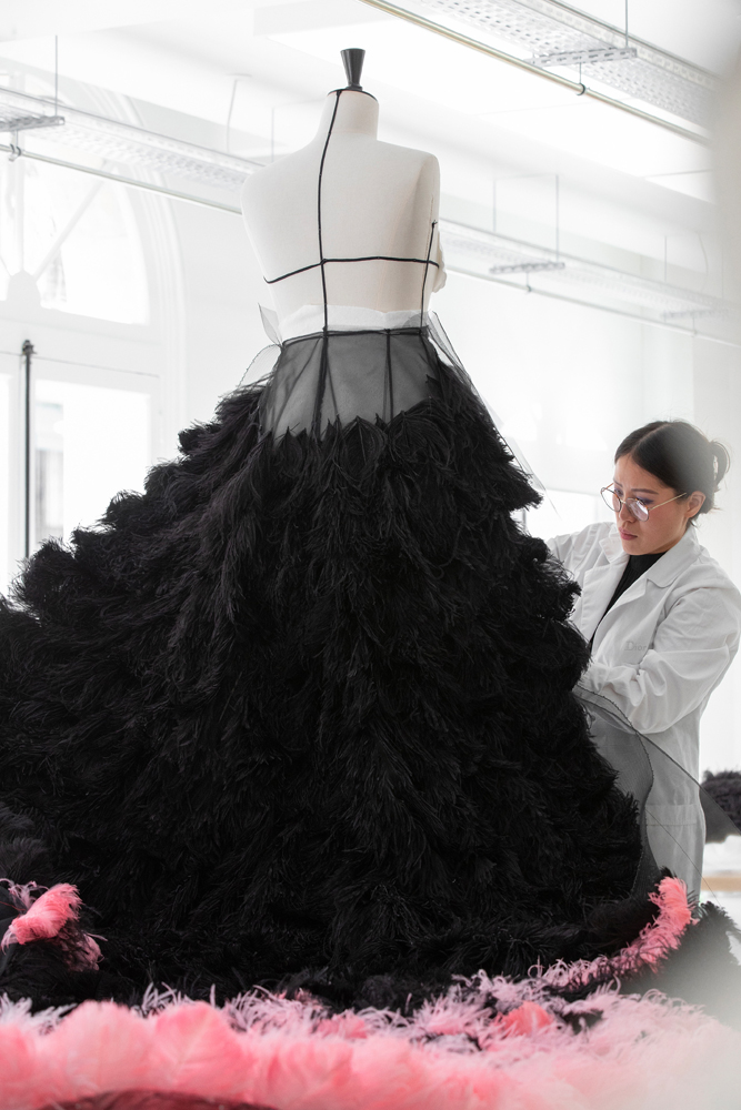 La confection de la tenue de Lady Gaga dans les ateliers couture de Dior © Sophie Carre.