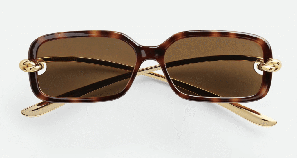 lunettes de soleil rectangulaires monture or et écaille tendance printemps-ete 2026 bottega veneta