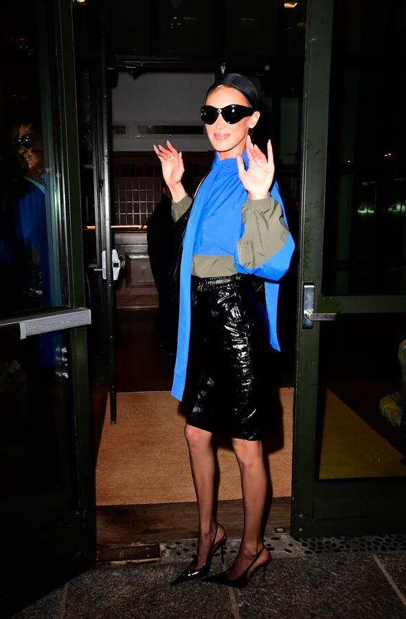 bella hadid porte des lunettes de soleil papillon saint laurent tendance printemps-été 2026