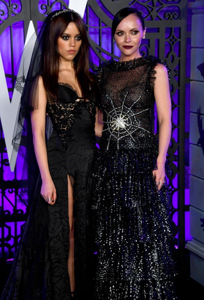 Jenna Ortega en Versace et Christina Ricci en Rodarte à l'avant-première de Wedsneday à Los Angeles en 2022. © Photo by Albert L. Ortega/Getty Images.