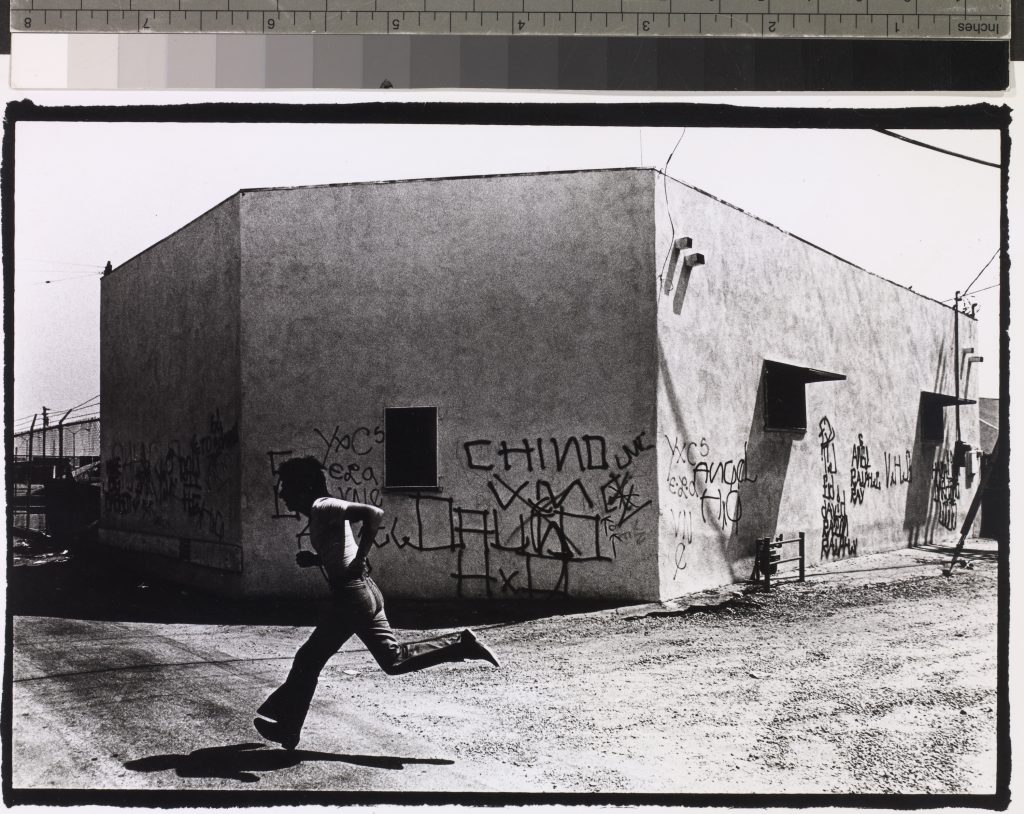 Gusmano Cesaretti, "Chaz Running : a back street near Whittier Boulevard" (1973) © Courtesy de l’artiste.