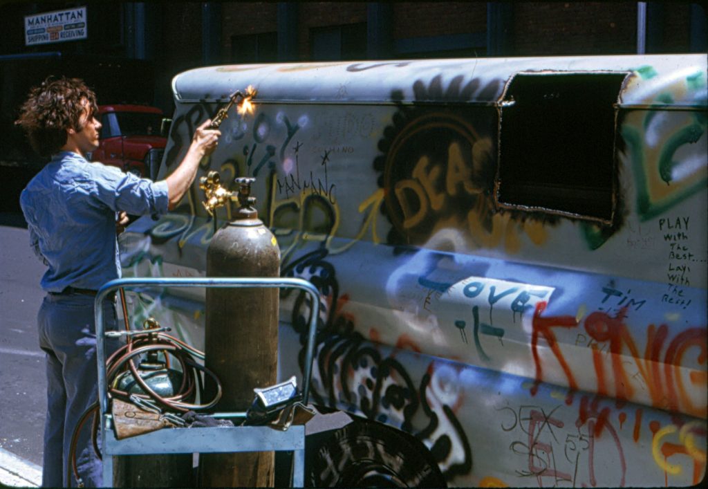 Gordon Matta-Clark découpant au chalumeau son Graffiti Truck (juin 1973) © Estate Gordon Matta-Clark.