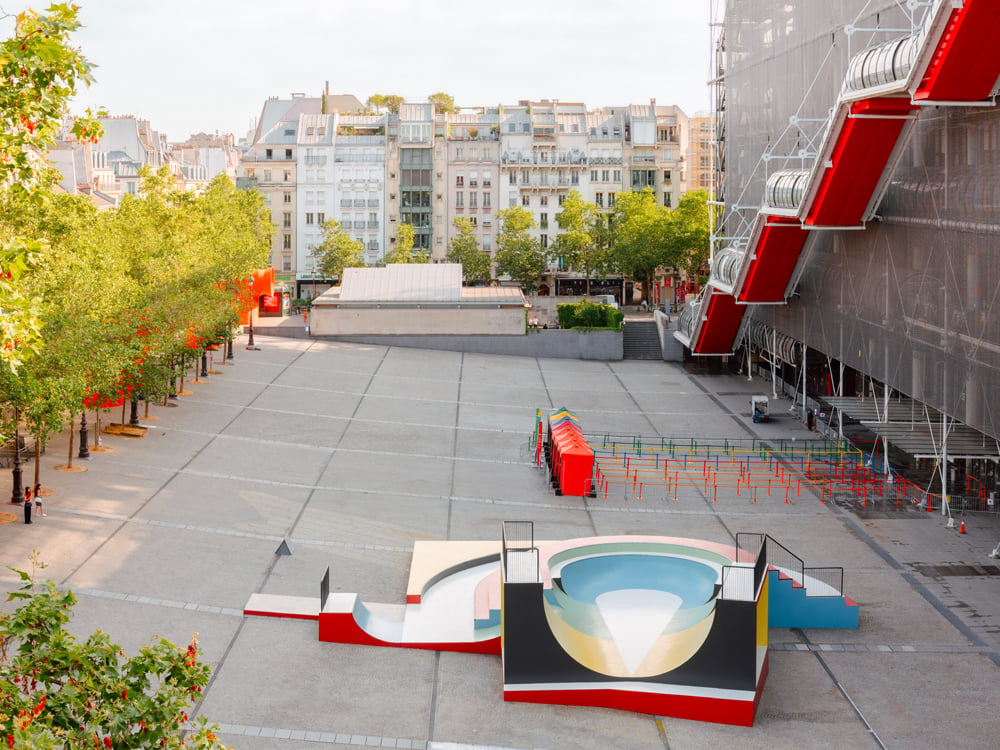 La Cycloïde Piazza par Raphaël Zarka devant le Centre Pompidou. © © Raphaël Zarka, Adagp, Paris 2024. Courtesy de l’artiste et de la Galerie Mitterrand. Photo : Giaime Meloni.