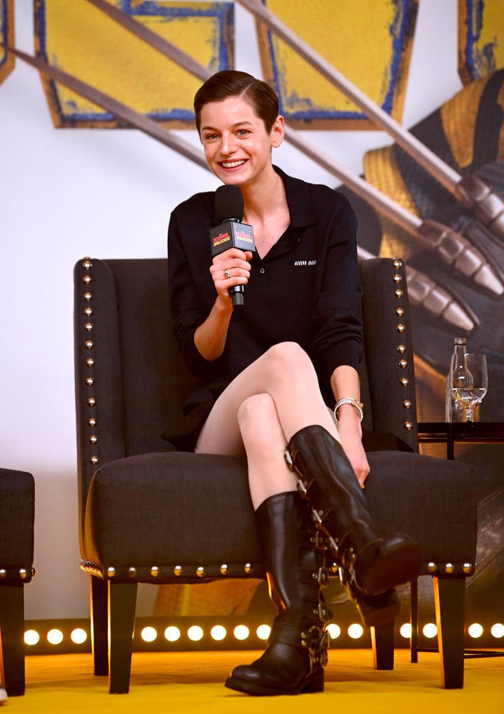 Emma Corrin en Miu Miu à la conférence de presse de Deadpool & Wolverine (2024). © 2024 Getty Images.