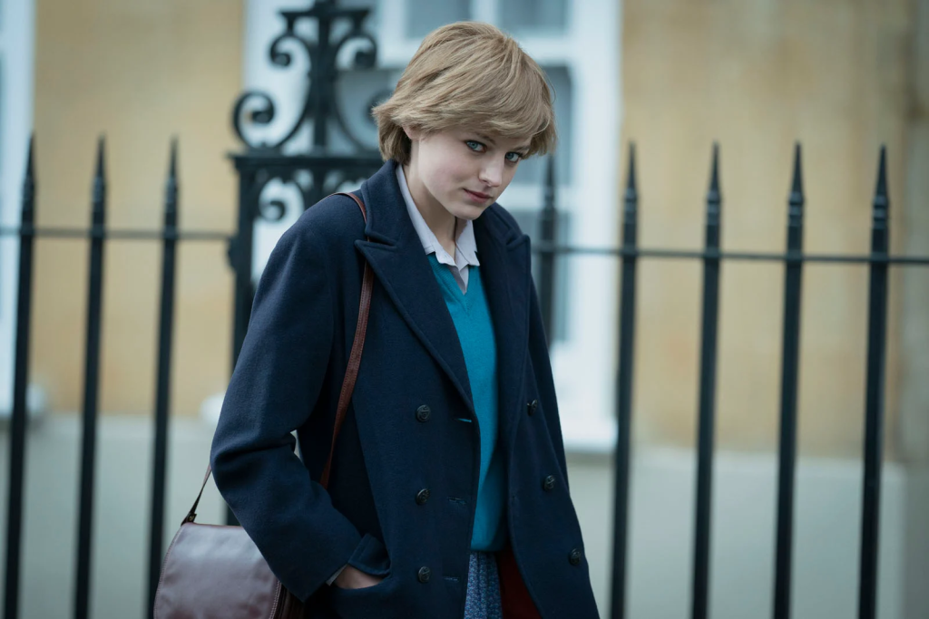 Emma Corrin dans la série The Crown (2020). © Netflix.