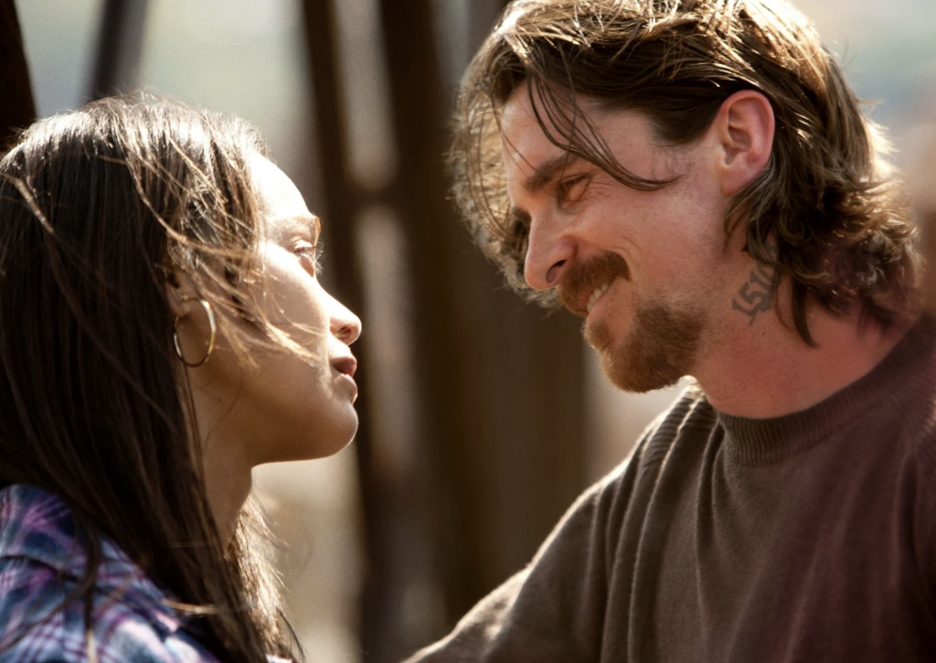 Zoe Saldana et Christian Bale dans Les Brasiers de la Colère (2014) © Copyright Tobis Film.