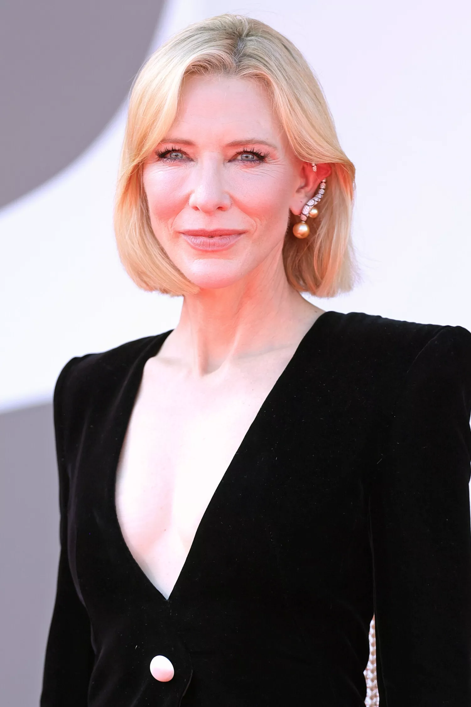 Cate Blanchett en robe Armani Privé et bijoux de haute joaillerie Louis Vuitton à la Mostra de Venise le 29 août 2024 © Louis Vuitton.