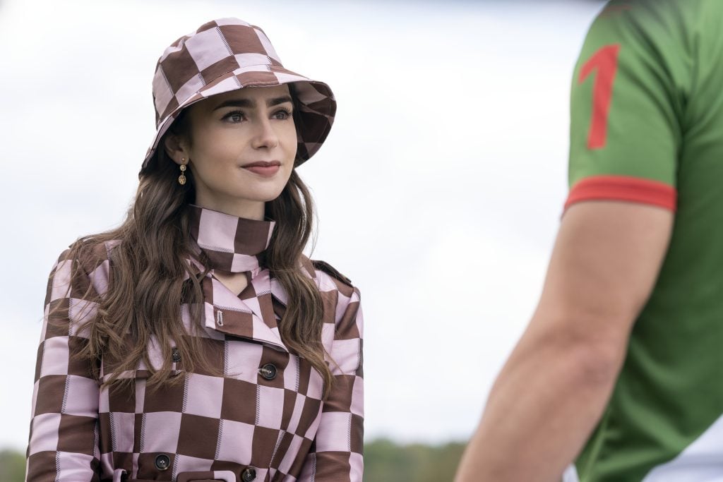 Lily Collins dans la saison 4 de la série Emily in Paris (2024) © Netflix.