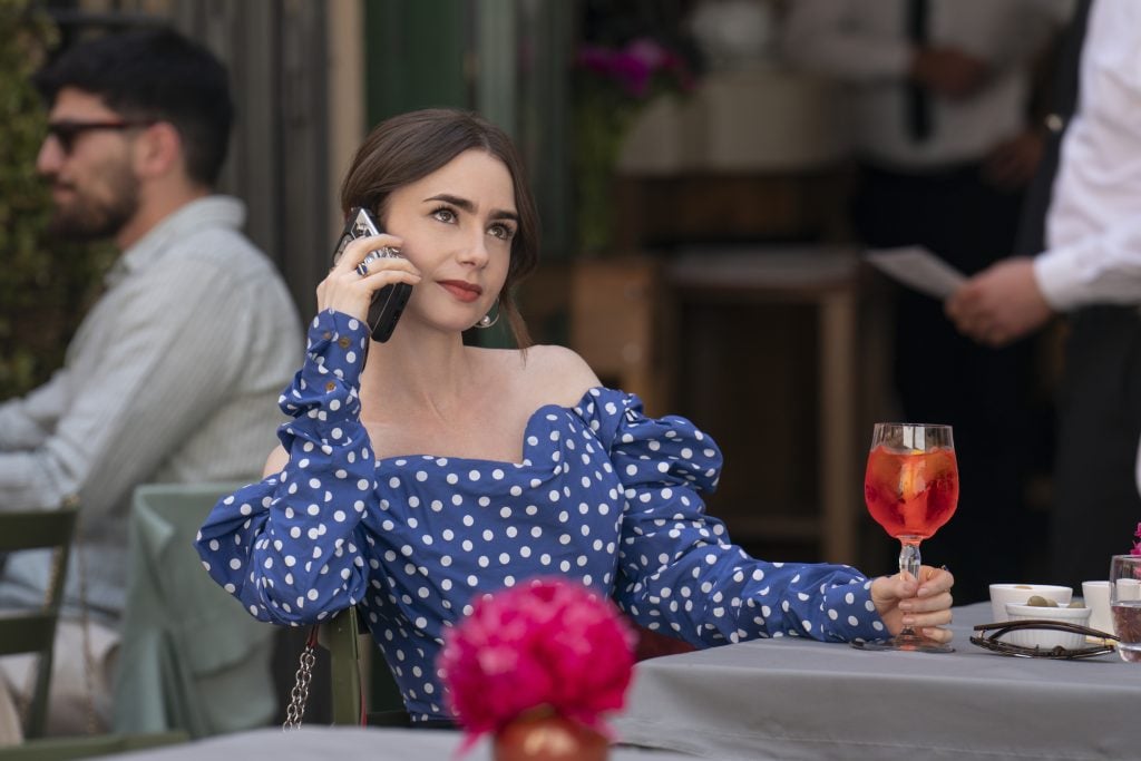 Lily Collins dans la saison 4 de la série Emily in Paris (2024) © Netflix.