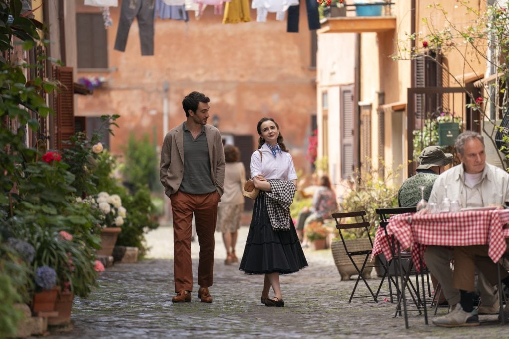 Lily Collins et Eugenio Franceschini dans la saison 4 de la série Emily in Paris (2024) © Netflix.