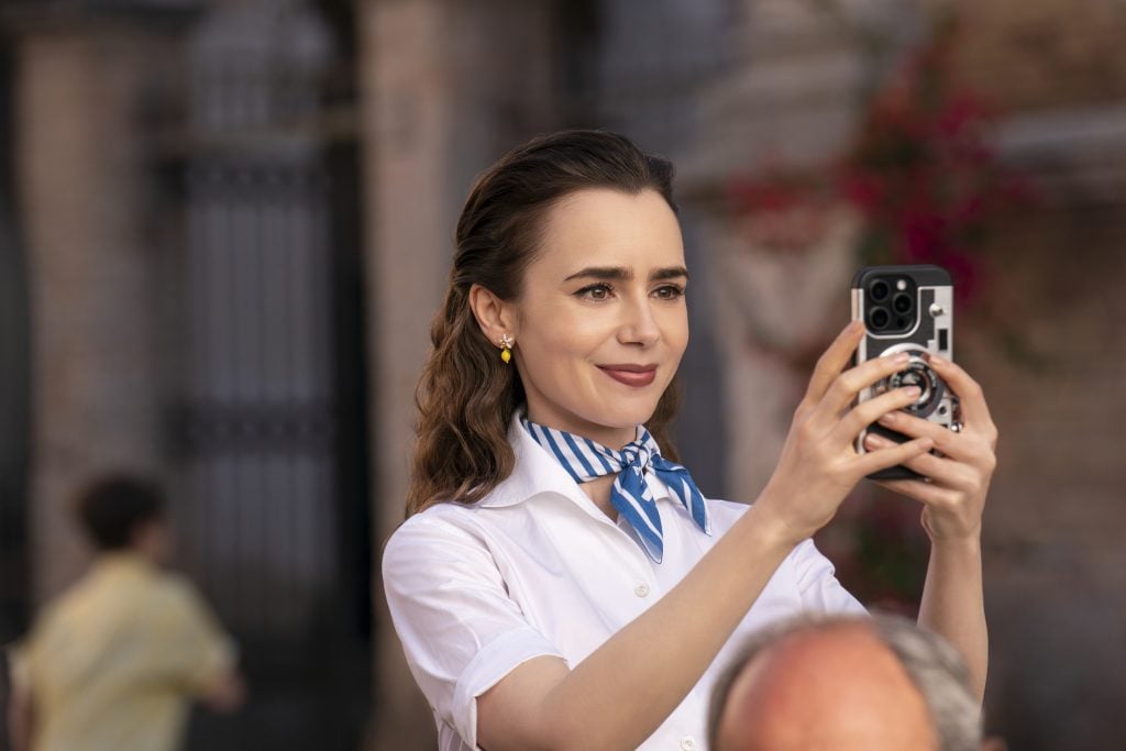 Lily Collins dans la saison 4 de la série Emily in Paris (2024) © Netflix.