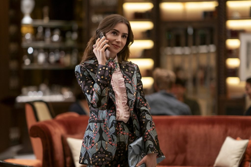 Lily Collins dans la saison 4 de la série Emily in Paris (2024) © Netflix.