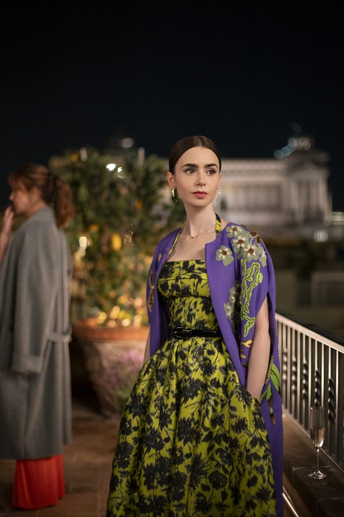 Lily Collins dans la saison 4 de la série Emily in Paris (2024) © Netflix.