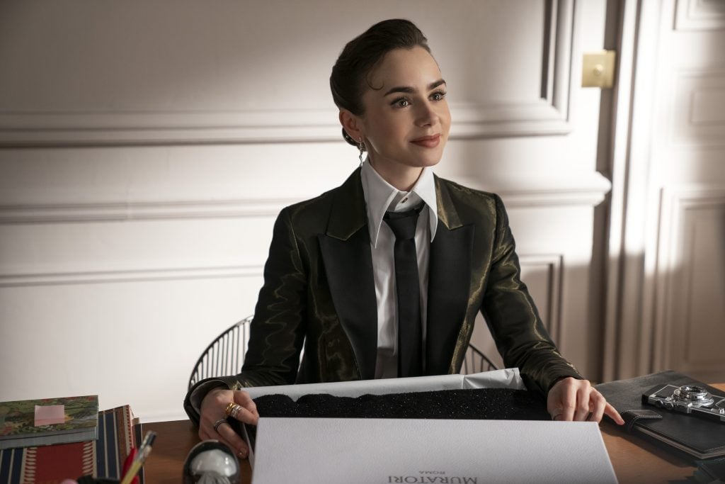 Lily Collins dans la saison 4 de la série Emily in Paris (2024) © Netflix.