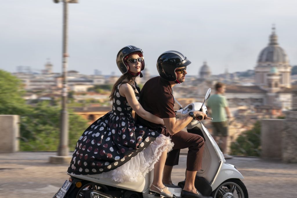 Lily Collins et Eugenio Franceschini dans la saison 4 de la série Emily in Paris (2024) © Netflix.