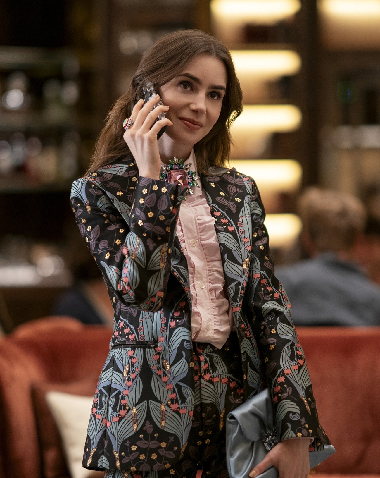 Lily Collins dans la saison 4 de la série Emily in Paris (2024) © Netflix.