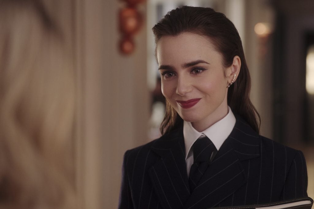 Lily Collins dans la saison 4 de la série Emily in Paris (2024) © Netflix.