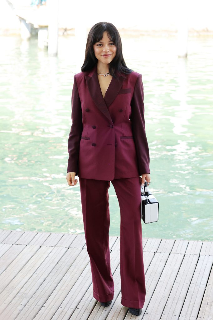 Jenna Ortega en costume Paul Smith à la Mostra de Venise © Ernesto Ruscio/Getty Images.