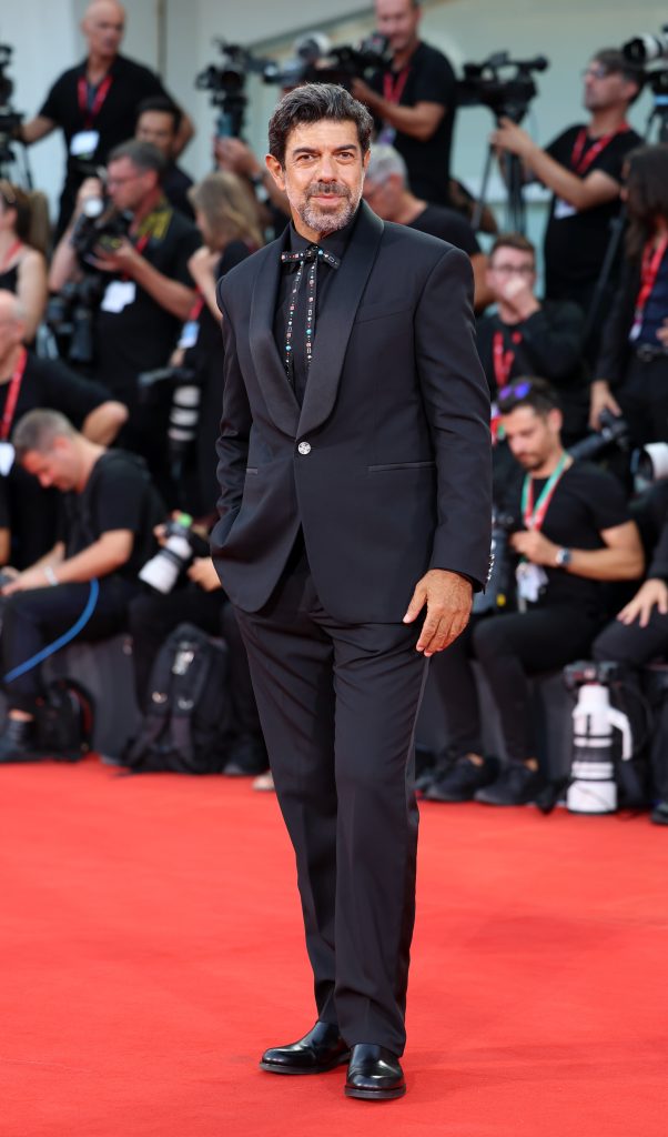 Pierfrancesco Favino en costume Louis Vuitton à la Mostra de Venise le 29 août 2024 © Elisabetta A. Villa/Getty Images.