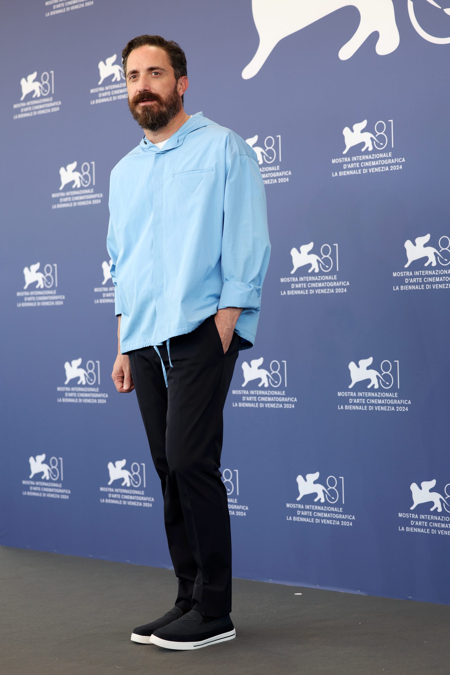 Pablo Larrain en look Prada à la Mostra de Venise le 29 août 2024 © Vittorio Zunino Celotto/Getty Images.