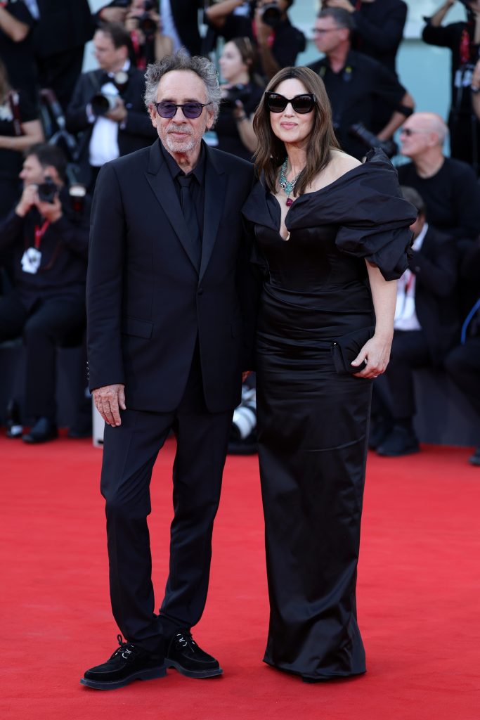 Tim Burton en costume Dior et Monica Belluci en en robe Vivienne Westwood haute couture à la Mostra de Venise le 28 août 2024 © Andreas Rentz/Getty Images.