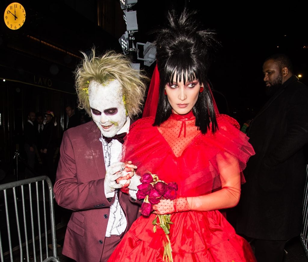 The Weeknd et Bella Hadid déguisés en Beetlejuice et Lydia Deetz pour Halloween, à New York, le 31 octobre 2018. Photo par Gilbert Carrasquillo/GC Images.