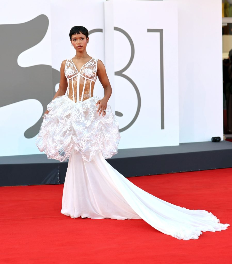 Taylor Russel en robe Chanel haute couture à la Mostra de Venise le 28 août 2024 © Elisabetta A. Villa/Getty Images.