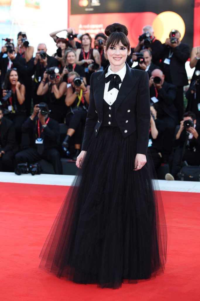 Winona Ryder en look Chanel à la Mostra de Venise le 28 août 2024 © Daniele Venturelli/WireImage.