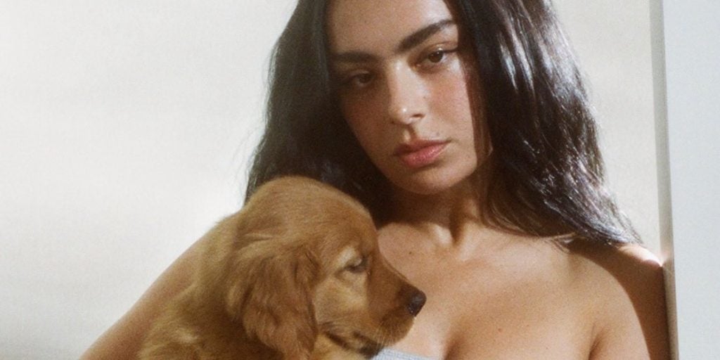 La chanteuse Charli XCX pour Skims © Petra Collins.