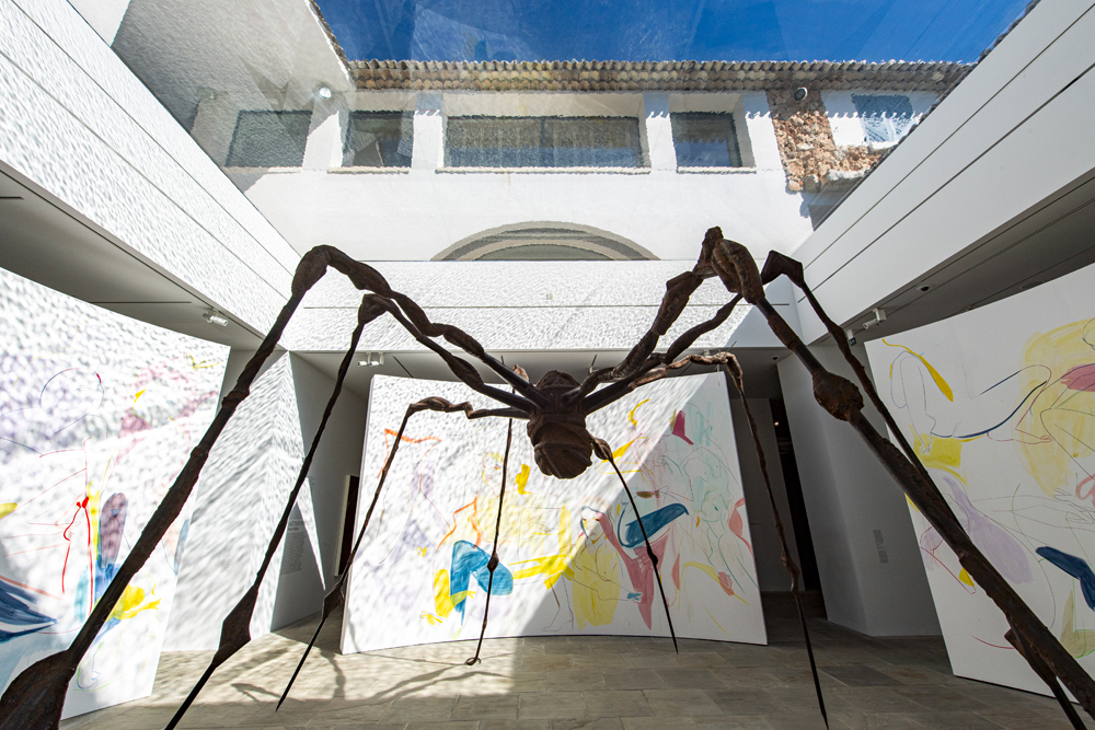 Louise Bourgeois, 'Spider (Araignée)" (1995). © Paris Musées / Musée d’Art moderne © Louise Bourgeois, ADAGP, Paris, 2024. Et France-Lise McGurn, "I’m at that party right now" (2024). © Commissioned by Fondation Carmignac. Photo Thibaut Chapotot / Fondation Carmignac