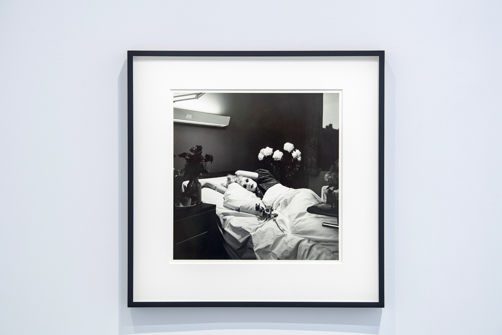 Peter Hujar, "Candy Darling Lying on her Death Bed" (1973). Collection Kevin Linker et Leslie Haddock © 2024 The Peter Hujar Archive / ADAGP, Paris, 2024. Vue de l’exposition The Infinite Woman, Villa Carmignac, Porquerolles, 2024. Photo : Thibaut Chapotot / Fondation Carmignac.