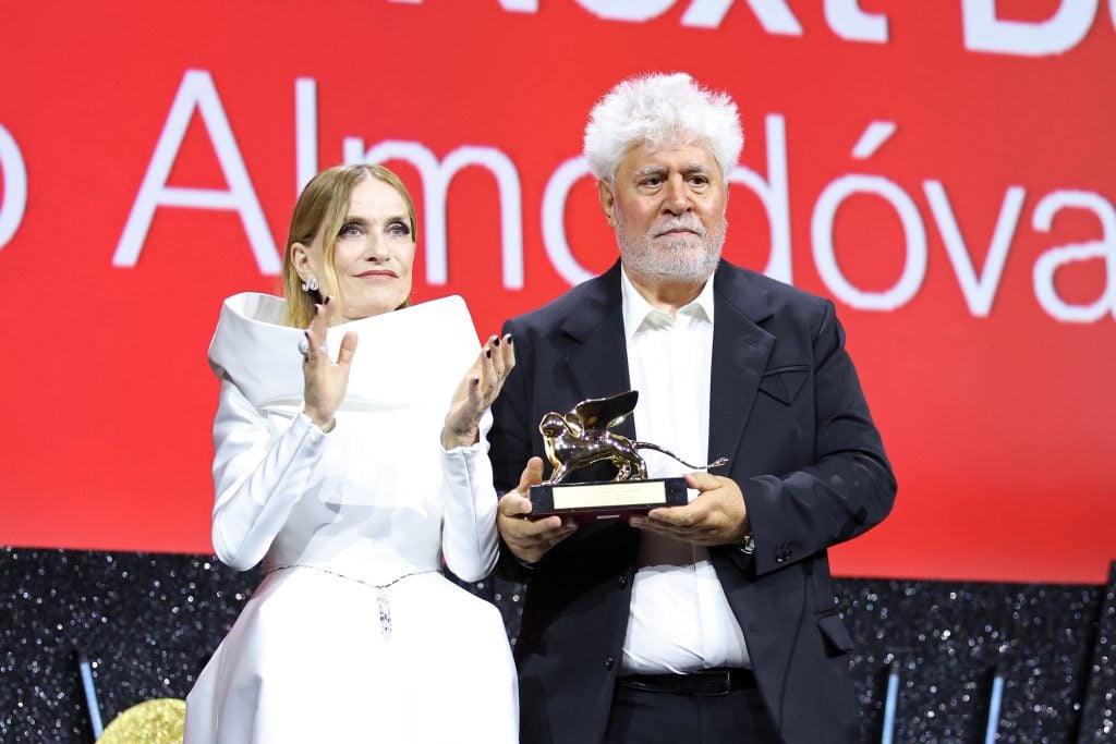 Isabelle Huppert et Pedro Almodovar à la cérémonie de clôture de la 81e édition de la Mostra de Venise, le 7 septembre 2024. Photo par Daniele Venturelli/WireImage via Getty Images.