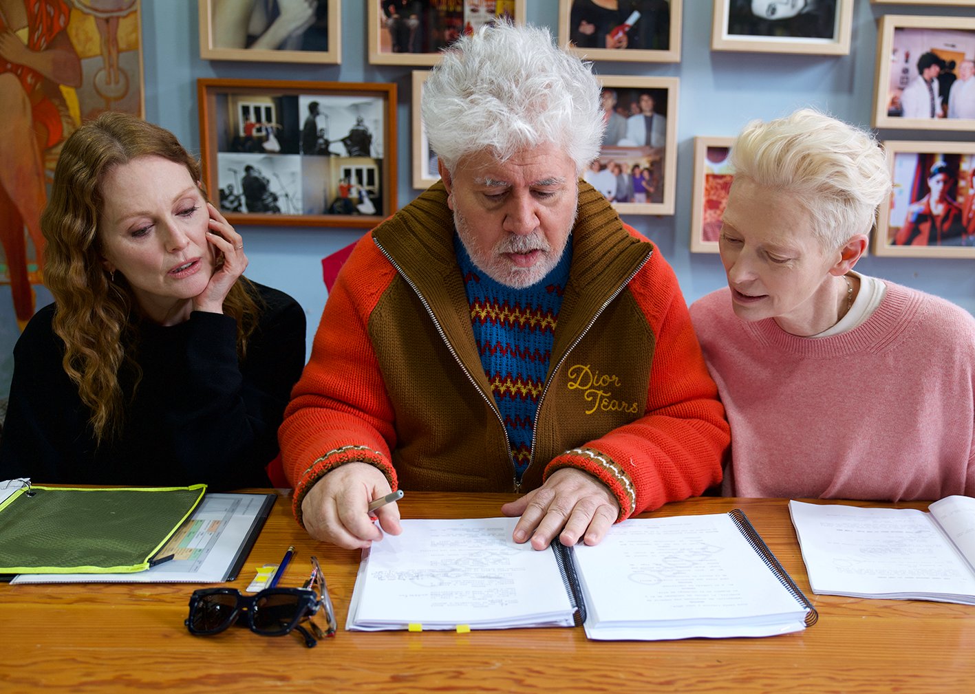 Pedro Almodóvar, Julianne Moore et Tilda Swinton pour le film The Room Next Door © Iglesias Mas.